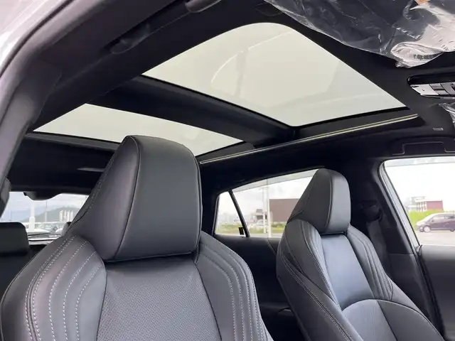 トヨタ ハリアー ハイブリッド Z レザーパッケージ 奈良県 2023(令5)年 1.4万km プラチナホワイトパールマイカ ワンオーナー/純正12.3インチディスプレイオーディオ/（フルセグ/BT/AppleCarPlay/AndroidAuto)/JBLプレミアムサウンドシステム/パノラマルーフ/レーダークルーズコントロール/パノラミックビューモニター/ブラインドスポットモニター/前後コーナーセンサー/プリクラッシュセーフティ/レーンキープアシスト/パワーパックドア/レザーシート（ブラック）/運転席メモリーシート/前席パワーシート/前席シートヒーター、エアーシート/運転席オートスライドアウェイ/ステアリングヒーター/ヘッドアップディスプレイ/ETC2.0/前方ドライブレコーダー/純正19インチAW/保証書/取り扱い説明書/スペアキーX1