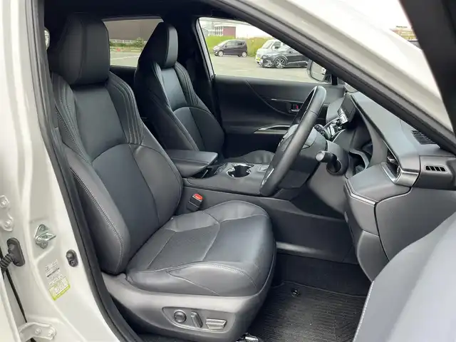 トヨタ ハリアー ハイブリッド Z レザーパッケージ 奈良県 2023(令5)年 1.4万km プラチナホワイトパールマイカ ワンオーナー/純正12.3インチディスプレイオーディオ/（フルセグ/BT/AppleCarPlay/AndroidAuto)/JBLプレミアムサウンドシステム/パノラマルーフ/レーダークルーズコントロール/パノラミックビューモニター/ブラインドスポットモニター/前後コーナーセンサー/プリクラッシュセーフティ/レーンキープアシスト/パワーパックドア/レザーシート（ブラック）/運転席メモリーシート/前席パワーシート/前席シートヒーター、エアーシート/運転席オートスライドアウェイ/ステアリングヒーター/ヘッドアップディスプレイ/ETC2.0/前方ドライブレコーダー/純正19インチAW/保証書/取り扱い説明書/スペアキーX1