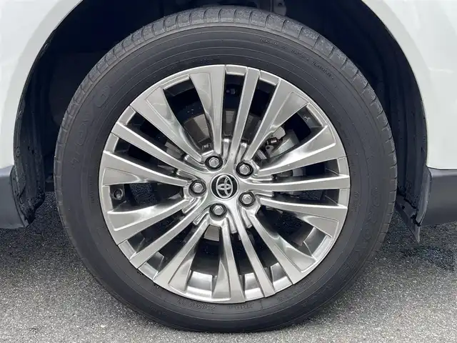 トヨタ ハリアー ハイブリッド Z レザーパッケージ 奈良県 2023(令5)年 1.4万km プラチナホワイトパールマイカ ワンオーナー/純正12.3インチディスプレイオーディオ/（フルセグ/BT/AppleCarPlay/AndroidAuto)/JBLプレミアムサウンドシステム/パノラマルーフ/レーダークルーズコントロール/パノラミックビューモニター/ブラインドスポットモニター/前後コーナーセンサー/プリクラッシュセーフティ/レーンキープアシスト/パワーパックドア/レザーシート（ブラック）/運転席メモリーシート/前席パワーシート/前席シートヒーター、エアーシート/運転席オートスライドアウェイ/ステアリングヒーター/ヘッドアップディスプレイ/ETC2.0/前方ドライブレコーダー/純正19インチAW/保証書/取り扱い説明書/スペアキーX1