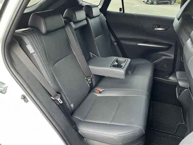 トヨタ ハリアー ハイブリッド Z レザーパッケージ 奈良県 2023(令5)年 1.4万km プラチナホワイトパールマイカ ワンオーナー/純正12.3インチディスプレイオーディオ/（フルセグ/BT/AppleCarPlay/AndroidAuto)/JBLプレミアムサウンドシステム/パノラマルーフ/レーダークルーズコントロール/パノラミックビューモニター/ブラインドスポットモニター/前後コーナーセンサー/プリクラッシュセーフティ/レーンキープアシスト/パワーパックドア/レザーシート（ブラック）/運転席メモリーシート/前席パワーシート/前席シートヒーター、エアーシート/運転席オートスライドアウェイ/ステアリングヒーター/ヘッドアップディスプレイ/ETC2.0/前方ドライブレコーダー/純正19インチAW/保証書/取り扱い説明書/スペアキーX1