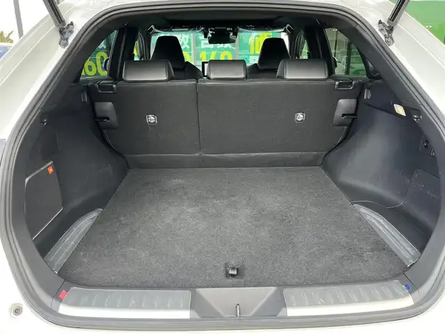 トヨタ ハリアー ハイブリッド Z レザーパッケージ 奈良県 2023(令5)年 1.4万km プラチナホワイトパールマイカ ワンオーナー/純正12.3インチディスプレイオーディオ/（フルセグ/BT/AppleCarPlay/AndroidAuto)/JBLプレミアムサウンドシステム/パノラマルーフ/レーダークルーズコントロール/パノラミックビューモニター/ブラインドスポットモニター/前後コーナーセンサー/プリクラッシュセーフティ/レーンキープアシスト/パワーパックドア/レザーシート（ブラック）/運転席メモリーシート/前席パワーシート/前席シートヒーター、エアーシート/運転席オートスライドアウェイ/ステアリングヒーター/ヘッドアップディスプレイ/ETC2.0/前方ドライブレコーダー/純正19インチAW/保証書/取り扱い説明書/スペアキーX1