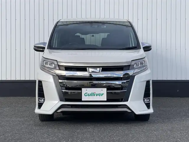 トヨタ ノア Si ダブルバイビーⅢ 千葉県 2020(令2)年 1.9万km ホワイトパールクリスタルシャイン 純正10インチSDナビ/(CD/DVD/Bluetooth/フルセグTV)/バックカメラ/衝突被害軽減システム/車線逸脱警報/クルーズコントロール/ハーフレザーシート/両側パワースライドドア/横滑り防止装置/ビルトインETC2.0/ドライブレコーダー前後/アイドリングストップ/LEDヘッドライト/フォグランプ/オートライト/ウィンカーミラー/純正16インチAW/プッシュスタート/スマートキー/フロアマット/ドアバイザー/スペアキー/取扱説明書/保証書