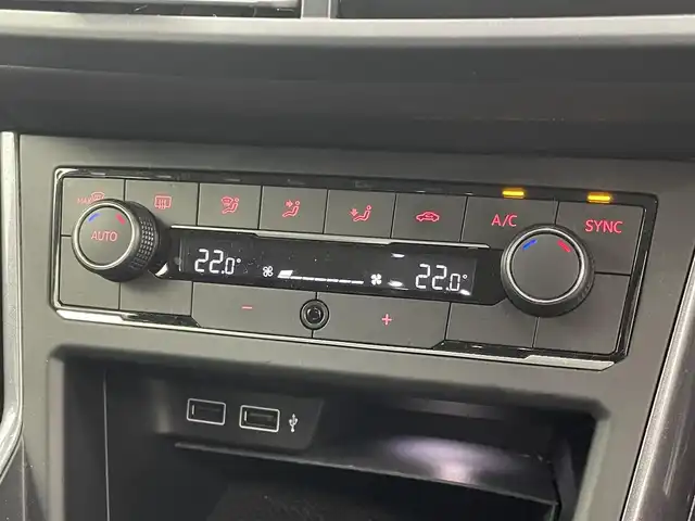 フォルクスワーゲン ポロ TSIハイライン 埼玉県 2018(平30)年 4万km シルバー ＤｉｓｃｏｖｅｒＰｒｏパッケージ　純正ナビ　バックカメラ　ドライブレコーダー　ＥＴＣ２．０　アダプティブクルーズコントロール　ＬＥＤヘッドライト　オートライト　プリクラッシュブレーキ　１６インチアルミ