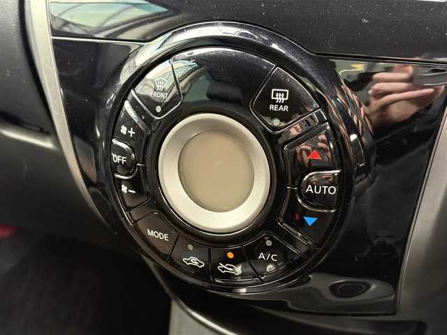 日産 ノート メダリスト エマージェンシーB 東京都 2014(平26)年 7.5万km ブリリアントホワイトパール 純正ナビ（MP313D-W）/・ＴＶ/AM/FM/Bluetooth/AUX/CD/DVD/SD）/ポータブルディスプレイオーディオ/バックカメラ/ドライブレコーダー/ETC/スマートキー/プッシュスタート/オートライト/革巻きステアリング/アイドリングストップ/車線逸脱警報/プリクラッシュセーフティ/リアプライバシーガラス/ドアバイザ―/純正フロアマット/横滑り防止装置/オートエアコン