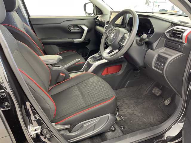 トヨタ ライズ G 岐阜県 2022(令4)年 3.4万km ブラックマイカメタリック 純正SDナビ【NSZT-W68T】/・フルセグ/BT/CD/DVD/バックカメラ/ETC/ドライブレコーダー/コーナーセンサー/スマートアシスト/・衝突軽減ブレーキ/・レーンキープ/・誤発進抑制機能/・先行車発進お知らせ/LEDヘッドライト/・フォグランプ/プッシュスタート/スマートキー/純正フロアマット/純正ドアバイザー