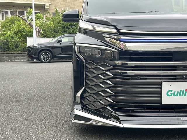 トヨタ ヴォクシー ハイブリッド S－Z 埼玉県 2023(令5)年 2.2万km アティチュードブラックマイカ 登録時21767km/ワンオーナー/モデリスタエアロ/両側パワースライドドア/パワーバックドア/ディスプレイオーディオ【コネクティッドナビ対応】Plus/   10.5インチ　車載ナビ/AM/FM/CD/DVD/BT//   USB/HDMI/フルセグTV/バックカメラ/全方位カメラ/純正フリップダウンモニター/ハーフレザーシート/シートヒーター（D+N席）/トヨタセーフティセンス/　プリクラッシュセーフティ/レーントレーシングアシスト/　レーンディパーチャーアラート/レーダークルーズコントロール/　アダプティブハイビームシステム/ロードサインアシスト/　ドライバー異常時対応システム/発進遅れ告知機能/　プロアクティブドライビングアシスト/緊急時操舵支援/　フロントクロストラフィックアラート/レーンチェンジアシスト/アドバンスパーク/アイドリングストップ/ドライブレコーダー/ETC2.0/デジタルインナーミラー/電動格納ミラー/ウィンカーミラー/プッシュスタート/スマートキーx2/純正LEDライト/オートライト/フォグランプ/社外19インチAW/ローダウン/ドアバイザー/純正フロアマット/保証書/取扱説明書