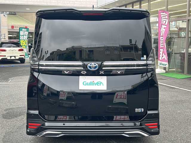 トヨタ ヴォクシー ハイブリッド S－Z 埼玉県 2023(令5)年 2.2万km アティチュードブラックマイカ 登録時21767km/ワンオーナー/モデリスタエアロ/両側パワースライドドア/パワーバックドア/ディスプレイオーディオ【コネクティッドナビ対応】Plus/   10.5インチ　車載ナビ/AM/FM/CD/DVD/BT//   USB/HDMI/フルセグTV/バックカメラ/全方位カメラ/純正フリップダウンモニター/ハーフレザーシート/シートヒーター（D+N席）/トヨタセーフティセンス/　プリクラッシュセーフティ/レーントレーシングアシスト/　レーンディパーチャーアラート/レーダークルーズコントロール/　アダプティブハイビームシステム/ロードサインアシスト/　ドライバー異常時対応システム/発進遅れ告知機能/　プロアクティブドライビングアシスト/緊急時操舵支援/　フロントクロストラフィックアラート/レーンチェンジアシスト/アドバンスパーク/アイドリングストップ/ドライブレコーダー/ETC2.0/デジタルインナーミラー/電動格納ミラー/ウィンカーミラー/プッシュスタート/スマートキーx2/純正LEDライト/オートライト/フォグランプ/社外19インチAW/ローダウン/ドアバイザー/純正フロアマット/保証書/取扱説明書