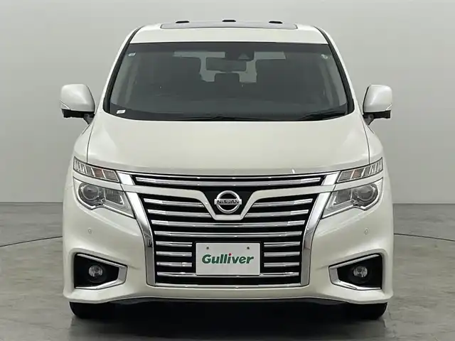 日産 エルグランド 250ハイウェイスター プレミアム 福岡県 2018(平30)年 2.9万km ブリリアントホワイトパール ツインサンルーフ　/後席モニター　/純正ナビ　/全方位カメラ　/ＥＴＣ　/前方ドラレコ　/デジタルルームミラー　/エマージェンシーブレーキ　/レーンキープ　/両側電動スライドドア　/パワーバックドア　/シートヒーター　/本革