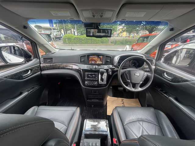 日産 エルグランド 250ハイウェイスター プレミアム 福岡県 2018(平30)年 2.9万km ブリリアントホワイトパール ワンオーナー/インテリジェントエマージェンシーブレーキ/フロント/バックソナー/インテリジェントクルーズコントロール/NissanConnectナビ/CD/DVD/Bluetooth/地デジ/フリップダウンモニター/アラウンドビューモニター/ETC車載器/ツインサンルーフ/両側パワースライドドア/パワーバックドア/キルトステッチ入りブラック革シート/シートヒーター/パワーシート(運転席/助手席)/LEDヘッドライト/センターコンソールUSB端子3個
