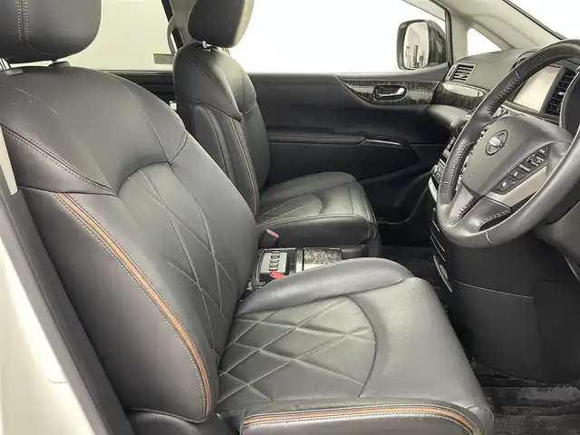日産 エルグランド 250ハイウェイスター プレミアム 福岡県 2018(平30)年 2.9万km ブリリアントホワイトパール ツインサンルーフ　/後席モニター　/純正ナビ　/全方位カメラ　/ＥＴＣ　/前方ドラレコ　/デジタルルームミラー　/エマージェンシーブレーキ　/レーンキープ　/両側電動スライドドア　/パワーバックドア　/シートヒーター　/本革