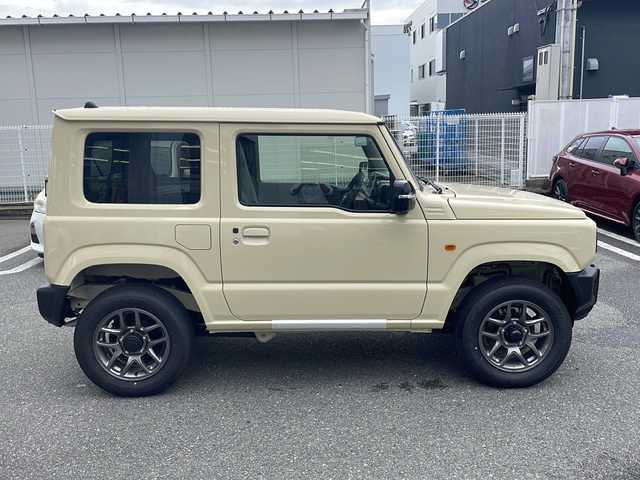 スズキ ジムニー XC 福岡県 2025(令7)年 0.1万km未満 シフォンアイボリーM ワンオーナー/禁煙車/登録時走行距離５キロ/盗難防止装置/衝突被害軽減システム/クルーズコントロール/コーナーセンサー/レーンキープアシスト/横滑り防止装置/エアバッグ（運転席・助手席・サイド）/4WD/ダウンヒルアシストコントロール/スマーートキー/純正フロアマット/背面タイヤ/純正アルミホイール/ABS/オートライト/パワーウィンドウ/LEDライト/保証書/取扱説明書