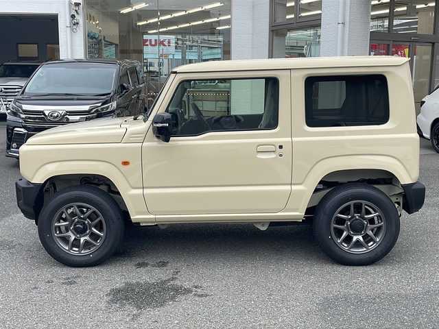 スズキ ジムニー XC 福岡県 2025(令7)年 0.1万km未満 シフォンアイボリーM ワンオーナー/禁煙車/登録時走行距離５キロ/盗難防止装置/衝突被害軽減システム/クルーズコントロール/コーナーセンサー/レーンキープアシスト/横滑り防止装置/エアバッグ（運転席・助手席・サイド）/4WD/ダウンヒルアシストコントロール/スマーートキー/純正フロアマット/背面タイヤ/純正アルミホイール/ABS/オートライト/パワーウィンドウ/LEDライト/保証書/取扱説明書