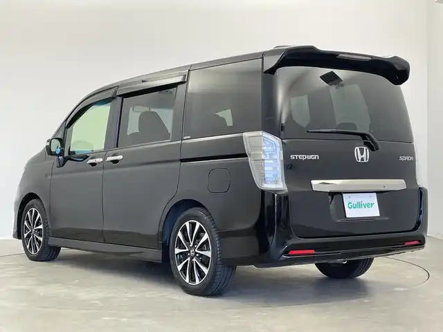 ホンダ ステップワゴン スパーダ Z クールスピリット 新潟県 2014(平26)年 2.7万km プレミアムスパークルブラックパール 純正ナビ（型式：VXM-145VFNi）/・AM/FM/CD/DVD/Bluetooth/フルセグ/バックモニター/クルーズコントロ―ル/両側パワースライドドア/3列シート/ウォークスルー/純正フロアマット/ハーフレザーシート/キセノンヘッドライト/オートライト/純正17インチAW夏タイヤ/ABS/横滑り防止機能/盗難防止装置/保証書/取扱説明書/スペアキー