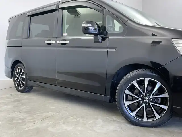 ホンダ ステップワゴン スパーダ Z クールスピリット 新潟県 2014(平26)年 2.7万km プレミアムスパークルブラックパール 純正ナビ（型式：VXM-145VFNi）/・AM/FM/CD/DVD/Bluetooth/フルセグ/バックモニター/クルーズコントロ―ル/両側パワースライドドア/3列シート/ウォークスルー/純正フロアマット/ハーフレザーシート/キセノンヘッドライト/オートライト/純正17インチAW夏タイヤ/ABS/横滑り防止機能/盗難防止装置/保証書/取扱説明書/スペアキー