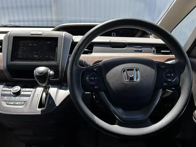 ホンダ フリード G ホンダセンシング 愛媛県 2020(令2)年 2.5万km プラチナホワイトパール 純正ディスプレイ/ドラレコ前後/クルコン/バックカメラ/シートヒーター/ETC/両側パワースライドドア/社外フロアマット/Bluetooth/スマートキー/プッシュスタート/アイドリングストップ/USB/パワーステアリング/パワーウィンドウ