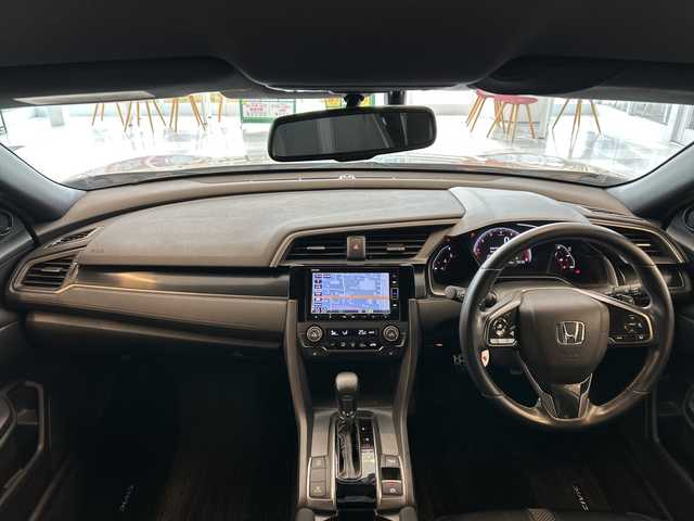 ホンダ シビック ハッチバック 岐阜県 2020(令2)年 8.9万km プラチナホワイトパール 純正ナビ7インチ/プッシュスタート/アイドリングストップ/スマートキー/クルーズコントロール/BIuetooth/バックモニター/ハーフレザーシート/前後ドライブレコーダー/純正アルミホイール/シートヒーター/レーンキープアシスト/フォグ/ターボ車/純正マット/サイドバイザー