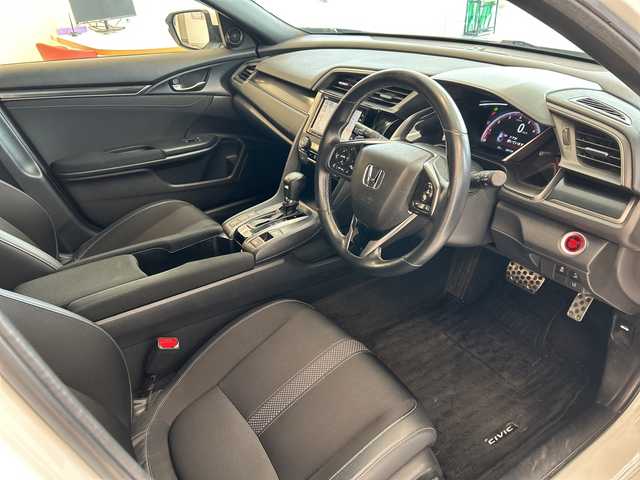 ホンダ シビック ハッチバック 岐阜県 2020(令2)年 8.9万km プラチナホワイトパール 純正ナビ7インチ/プッシュスタート/アイドリングストップ/スマートキー/クルーズコントロール/BIuetooth/バックモニター/ハーフレザーシート/前後ドライブレコーダー/純正アルミホイール/シートヒーター/レーンキープアシスト/フォグ/ターボ車/純正マット/サイドバイザー