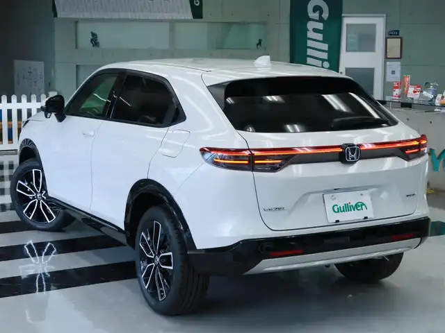 ホンダ ヴェゼル ハイブリッド e:HEV Z 千葉県 2025(令7)年 0.1千km プラチナホワイトパール 登録済未使用車/ホンダコネクトディスプレイ/ナビゲーション/フルセグTV/Bluetooth/AM/FM/USB/マルチビューカメラ/ホンダセンシング/BSI/ブラインドスポットインフォメーション/ハンズフリーアクセスパワーテールゲート/シートヒーター/ステアリングヒーター/ビルトインETC2.0/ハーフレザー /プレミアムオーディオ/純正18インチAW/レーダークルーズコントロール/パドルシフト/ワイヤレス充電/LEDヘッドライト/LEDフォグランプ/USB充電/スマートキー×2本/取説/保証書禁煙車　　前オーナー様の申告により表示しております。当車両の禁煙を保証するものではありません。