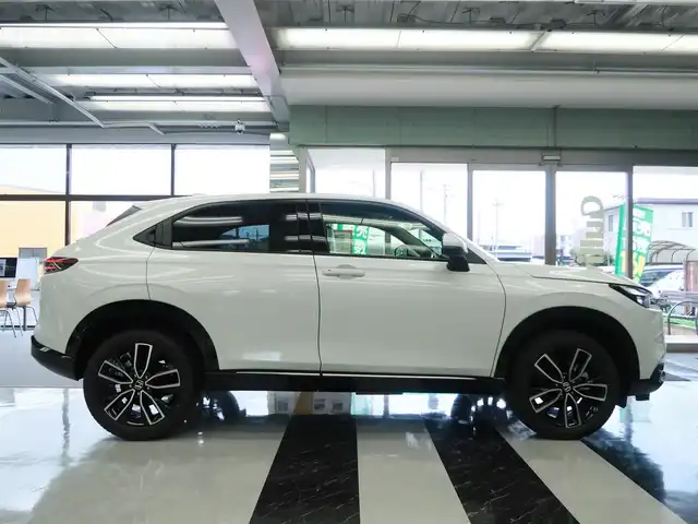 ホンダ ヴェゼル ハイブリッド e:HEV Z 千葉県 2025(令7)年 0.1千km プラチナホワイトパール 登録済未使用車/ホンダコネクトディスプレイ/ナビゲーション/フルセグTV/Bluetooth/AM/FM/USB/マルチビューカメラ/ホンダセンシング/BSI/ブラインドスポットインフォメーション/ハンズフリーアクセスパワーテールゲート/シートヒーター/ステアリングヒーター/ビルトインETC2.0/ハーフレザー /プレミアムオーディオ/純正18インチAW/レーダークルーズコントロール/パドルシフト/ワイヤレス充電/LEDヘッドライト/LEDフォグランプ/USB充電/スマートキー×2本/取説/保証書禁煙車　　前オーナー様の申告により表示しております。当車両の禁煙を保証するものではありません。