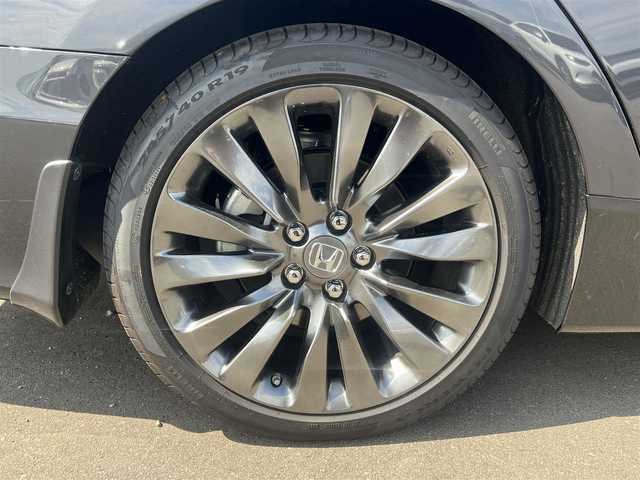 ホンダ レジェンド ハイブリッド EX 秋田県 2015(平27)年 4.6万km グラファイトラスターメタリック ・４WD/・衝突軽減システム/・LEDヘッドライト/・純正HDDナビ（DVD/CD再生可能）/・フルセグ/・マルチビューカメラシステム（全方位カメラ）/・ホンダ純正19インチアルミ（夏タイヤ装着）/・スマートキー/・本革シート/・アイドリングストップ/・プッシュスタート/・コーナーセンサー/・アダプティブクルーズコントロール/・レーンキープアシスト/・オートマチックハイビーム/・ステアリングスイッチ/・電動パーキングブレーキ/・ブレーキホールド機能/・前席パワーシート（メモリー付き）/・前席シートヒーター/前席エアシート/・ドライブレコーダー/・ETC/・ブラインドスポットモニター/・パドルシフト/・サンルーフ/・純正フロアマット/・ドアバイザー/・オートライト/・オートエアコン/・パワーステアリング/・パワーウィンドウ/・横滑り防止/・盗難防止装置/・電動格納ウィンカーミラー/・キーレスエントリー