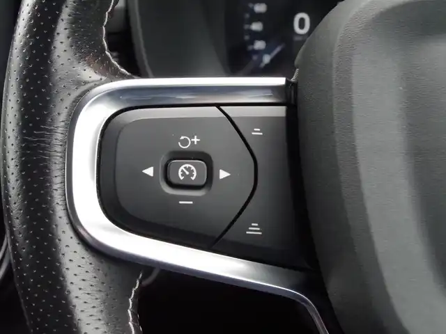 ボルボ ＸＣ４０ B4 AWD Rデザイン 埼玉県 2020(令2)年 5.2万km グレー ブラックハーフレザーシート /アダプティブクルーズコントロール /インテリS /パノラマガラスSR /harman/kardon /CarPlay /ブラインドスポットモニター /全方囲カメラ /純正ナビ /ドラレコ /ETC /フルセグTV /ワイヤレス充電
