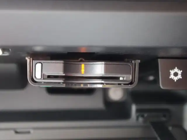 ボルボ ＸＣ４０ B4 AWD Rデザイン 埼玉県 2020(令2)年 5.2万km グレー ブラックハーフレザーシート /アダプティブクルーズコントロール /インテリS /パノラマガラスSR /harman/kardon /CarPlay /ブラインドスポットモニター /全方囲カメラ /純正ナビ /ドラレコ /ETC /フルセグTV /ワイヤレス充電