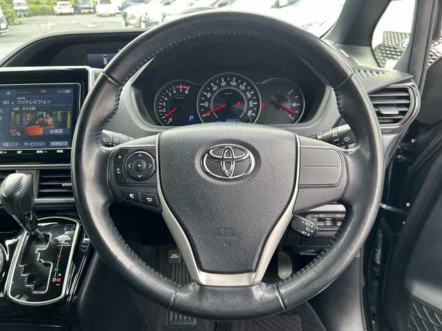 トヨタ ノア Si 千葉県 2018(平30)年 6.6万km ブラック ９型ナビＮＳＺＴ－Ｙ６８Ｔ　バックカメラ　ＥＴＣ　純正ドラレコ　Ｂｔ　フリップダウンモニター　ＣＤ　ＵＳＢ　フルセグＴＶ　クルーズコントロール　両側パワースライドドア　純正１６AW　セーフティセンス