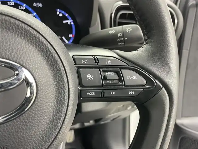 トヨタ ヤリスクロス Z 岡山県 2023(令5)年 1.7万km プラチナホワイトパールマイカ 純正8インチディスプレイオーディオ/（TV/USB/CarPlay...）/衝突軽減ブレーキ/オートブレーキホールド/プッシュスタート/コーナーセンサー/パワーシート/パワーステアリング/バックカメラ/パワーステアリング/パワーバックドア