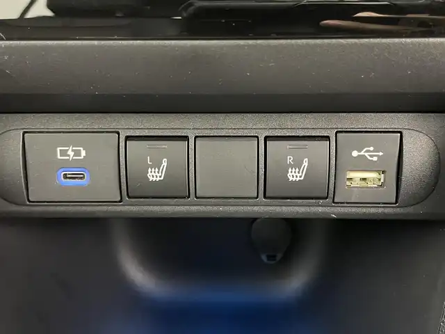 トヨタ ヤリスクロス Z 岡山県 2023(令5)年 1.7万km プラチナホワイトパールマイカ 純正8インチディスプレイオーディオ/（TV/USB/CarPlay...）/衝突軽減ブレーキ/オートブレーキホールド/プッシュスタート/コーナーセンサー/パワーシート/パワーステアリング/バックカメラ/パワーステアリング/パワーバックドア