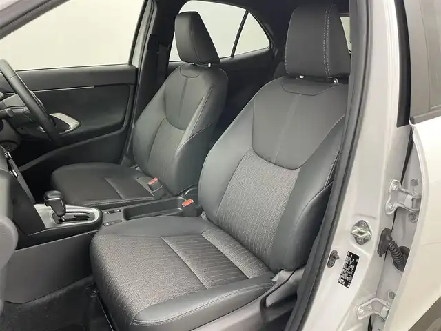 トヨタ ヤリスクロス Z 岡山県 2023(令5)年 1.7万km プラチナホワイトパールマイカ 純正8インチディスプレイオーディオ/（TV/USB/CarPlay...）/衝突軽減ブレーキ/オートブレーキホールド/プッシュスタート/コーナーセンサー/パワーシート/パワーステアリング/バックカメラ/パワーステアリング/パワーバックドア