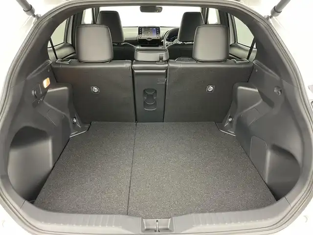 トヨタ ヤリスクロス Z 岡山県 2023(令5)年 1.7万km プラチナホワイトパールマイカ 純正8インチディスプレイオーディオ/（TV/USB/CarPlay...）/衝突軽減ブレーキ/オートブレーキホールド/プッシュスタート/コーナーセンサー/パワーシート/パワーステアリング/バックカメラ/パワーステアリング/パワーバックドア