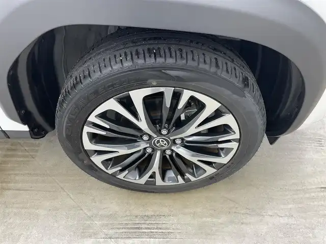 トヨタ ヤリスクロス Z 岡山県 2023(令5)年 1.7万km プラチナホワイトパールマイカ 純正8インチディスプレイオーディオ/（TV/USB/CarPlay...）/衝突軽減ブレーキ/オートブレーキホールド/プッシュスタート/コーナーセンサー/パワーシート/パワーステアリング/バックカメラ/パワーステアリング/パワーバックドア