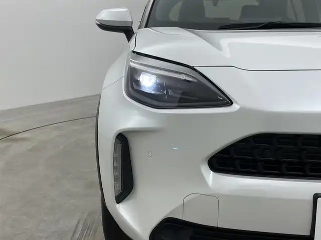 トヨタ ヤリスクロス Z 岡山県 2023(令5)年 1.7万km プラチナホワイトパールマイカ 純正8インチディスプレイオーディオ/（TV/USB/CarPlay...）/衝突軽減ブレーキ/オートブレーキホールド/プッシュスタート/コーナーセンサー/パワーシート/パワーステアリング/バックカメラ/パワーステアリング/パワーバックドア