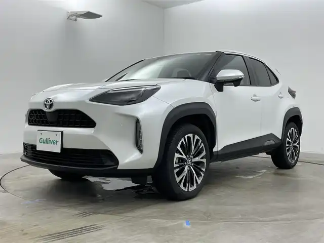 トヨタ ヤリスクロス Z 岡山県 2023(令5)年 1.7万km プラチナホワイトパールマイカ 純正8インチディスプレイオーディオ/（TV/USB/CarPlay...）/衝突軽減ブレーキ/オートブレーキホールド/プッシュスタート/コーナーセンサー/パワーシート/パワーステアリング/バックカメラ/パワーステアリング/パワーバックドア