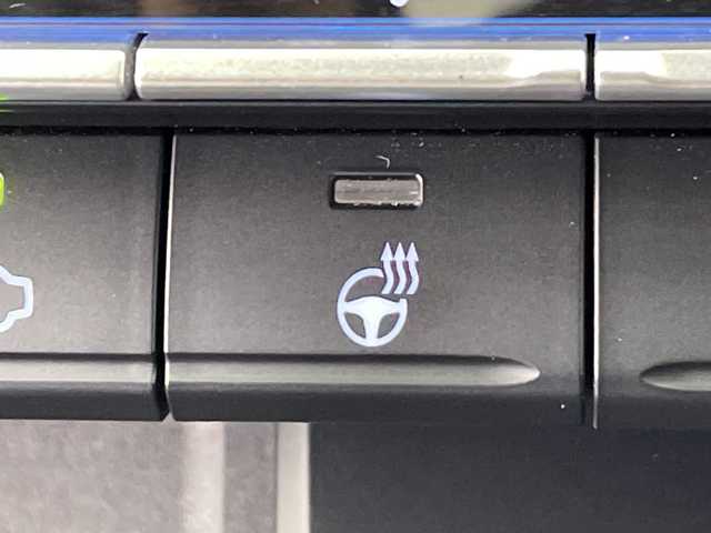 トヨタ ノア ハイブリッド S－Z 愛知県 2022(令4)年 4.1万km ホワイトパールクリスタルシャイン 禁煙車/ワンオーナー/純正10.5インチディスプレイオーディオ（コネクティッドナビ対応）/快適パッケージhigh/バックカメラ/両側パワースライドドア/レーダークルーズコントロール/全席シータヒーター/ステアリングヒーター/トヨタセーフティセンス/プリクラッシュセーフティ〔PCS〕/レーントレーシングアシスト〔LTA〕/アダプティブハイビームシステム〔AHS〕/ブラインドスポットモニター〔BSM〕/クリアランスソナー/ハーフレザーシート/オットマン/LEDヘッドライト/オートハイビーム/純正17AW/純正フロアマット/プッシュスタート/スマートキー/スペアキー