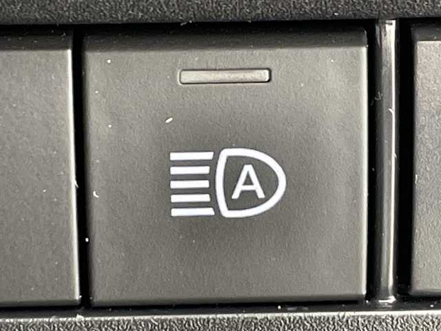 トヨタ ノア ハイブリッド S－Z 愛知県 2022(令4)年 4.1万km ホワイトパールクリスタルシャイン 禁煙車/ワンオーナー/純正10.5インチディスプレイオーディオ（コネクティッドナビ対応）/快適パッケージhigh/バックカメラ/両側パワースライドドア/レーダークルーズコントロール/全席シータヒーター/ステアリングヒーター/トヨタセーフティセンス/プリクラッシュセーフティ〔PCS〕/レーントレーシングアシスト〔LTA〕/アダプティブハイビームシステム〔AHS〕/ブラインドスポットモニター〔BSM〕/クリアランスソナー/ハーフレザーシート/オットマン/LEDヘッドライト/オートハイビーム/純正17AW/純正フロアマット/プッシュスタート/スマートキー/スペアキー