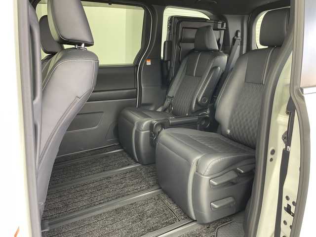 トヨタ ノア ハイブリッド S－Z 愛知県 2022(令4)年 4.1万km ホワイトパールクリスタルシャイン 禁煙車/ワンオーナー/純正10.5インチディスプレイオーディオ（コネクティッドナビ対応）/快適パッケージhigh/バックカメラ/両側パワースライドドア/レーダークルーズコントロール/全席シータヒーター/ステアリングヒーター/トヨタセーフティセンス/プリクラッシュセーフティ〔PCS〕/レーントレーシングアシスト〔LTA〕/アダプティブハイビームシステム〔AHS〕/ブラインドスポットモニター〔BSM〕/クリアランスソナー/ハーフレザーシート/オットマン/LEDヘッドライト/オートハイビーム/純正17AW/純正フロアマット/プッシュスタート/スマートキー/スペアキー