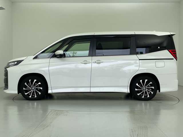 トヨタ ノア ハイブリッド S－Z 愛知県 2022(令4)年 4.1万km ホワイトパールクリスタルシャイン 禁煙車/ワンオーナー/純正10.5インチディスプレイオーディオ（コネクティッドナビ対応）/快適パッケージhigh/バックカメラ/両側パワースライドドア/レーダークルーズコントロール/全席シータヒーター/ステアリングヒーター/トヨタセーフティセンス/プリクラッシュセーフティ〔PCS〕/レーントレーシングアシスト〔LTA〕/アダプティブハイビームシステム〔AHS〕/ブラインドスポットモニター〔BSM〕/クリアランスソナー/ハーフレザーシート/オットマン/LEDヘッドライト/オートハイビーム/純正17AW/純正フロアマット/プッシュスタート/スマートキー/スペアキー