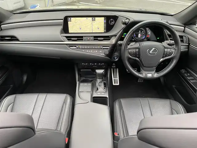 レクサス ＥＳ 300h Fスポーツ 熊本県 2019(平31)年 4.2万km グラファイトブラックガラスフレーク サンルーフ/革シート/衝突軽減ブレーキ/プッシュスタート/純正ナビ/（CD・DVD・フルセグTV・BTオーディオ・SD）/バックカメラ/ビルトインETC/前後ドライブレコーダー/純正19インチAW/レーダークルーズ/パドルシフト/前席パワーシート・右前席シートメモリー/前席シートヒーター・エアーシート/LEDヘッドライト/オートライト/フォグライト/電動リアサンシェード/前後コーナーセンサー/横滑り防止装置/ウィンカーミラー/純正フロアマット/新車保証書/取扱説明書/スマートスペアキー×1本/カード型キー×1本