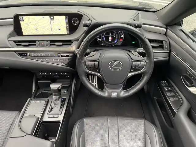 レクサス ＥＳ 300h Fスポーツ 熊本県 2019(平31)年 4.2万km グラファイトブラックガラスフレーク サンルーフ/革シート/衝突軽減ブレーキ/プッシュスタート/純正ナビ/（CD・DVD・フルセグTV・BTオーディオ・SD）/バックカメラ/ビルトインETC/前後ドライブレコーダー/純正19インチAW/レーダークルーズ/パドルシフト/前席パワーシート・右前席シートメモリー/前席シートヒーター・エアーシート/LEDヘッドライト/オートライト/フォグライト/電動リアサンシェード/前後コーナーセンサー/横滑り防止装置/ウィンカーミラー/純正フロアマット/新車保証書/取扱説明書/スマートスペアキー×1本/カード型キー×1本