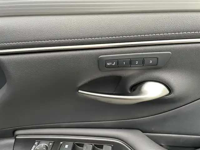 レクサス ＥＳ 300h Fスポーツ 熊本県 2019(平31)年 4.2万km グラファイトブラックガラスフレーク サンルーフ/革シート/衝突軽減ブレーキ/プッシュスタート/純正ナビ/（CD・DVD・フルセグTV・BTオーディオ・SD）/バックカメラ/ビルトインETC/前後ドライブレコーダー/純正19インチAW/レーダークルーズ/パドルシフト/前席パワーシート・右前席シートメモリー/前席シートヒーター・エアーシート/LEDヘッドライト/オートライト/フォグライト/電動リアサンシェード/前後コーナーセンサー/横滑り防止装置/ウィンカーミラー/純正フロアマット/新車保証書/取扱説明書/スマートスペアキー×1本/カード型キー×1本