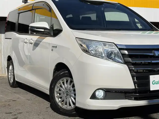 トヨタ ノア ハイブリッド G 三重県 2017(平29)年 12万km ホワイトパールクリスタルシャイン ワンオーナー/Toyota Safety Sense C/　・プリクラッシュセーフティシステム/　・レーンディパーチャーアラート/　・オートマチックハイビーム/アルパインナビ/　・Bluetooth/　・フルセグTV/　・SD録音/　・DVD/CD再生/ベットキット/ルーフキャリー/両側ワンタッチパワースライドドア/スマートキーx２/プッシュスタート/クルーズコントロール/D/N席シートヒーター/LEDヘッドライト/LEDフォグ/オートライト/オートリトラクタブルミラー/ウィンカーミラー/革巻きステアリング/ステアリングスイッチ/ドライブレコーダー/ビルトインETC/ドアバイザー/サイド/カーテン/ニーエアバック