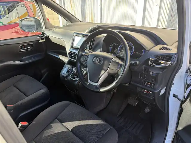 トヨタ ノア ハイブリッド G 三重県 2017(平29)年 12万km ホワイトパールクリスタルシャイン ワンオーナー/Toyota Safety Sense C/　・プリクラッシュセーフティシステム/　・レーンディパーチャーアラート/　・オートマチックハイビーム/アルパインナビ/　・Bluetooth/　・フルセグTV/　・SD録音/　・DVD/CD再生/ベットキット/ルーフキャリー/両側ワンタッチパワースライドドア/スマートキーx２/プッシュスタート/クルーズコントロール/D/N席シートヒーター/LEDヘッドライト/LEDフォグ/オートライト/オートリトラクタブルミラー/ウィンカーミラー/革巻きステアリング/ステアリングスイッチ/ドライブレコーダー/ビルトインETC/ドアバイザー/サイド/カーテン/ニーエアバック