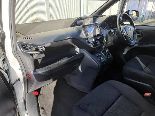 トヨタ ノア ハイブリッド G 三重県 2017(平29)年 12万km ホワイトパールクリスタルシャイン ワンオーナー/Toyota Safety Sense C/　・プリクラッシュセーフティシステム/　・レーンディパーチャーアラート/　・オートマチックハイビーム/アルパインナビ/　・Bluetooth/　・フルセグTV/　・SD録音/　・DVD/CD再生/ベットキット/ルーフキャリー/両側ワンタッチパワースライドドア/スマートキーx２/プッシュスタート/クルーズコントロール/D/N席シートヒーター/LEDヘッドライト/LEDフォグ/オートライト/オートリトラクタブルミラー/ウィンカーミラー/革巻きステアリング/ステアリングスイッチ/ドライブレコーダー/ビルトインETC/ドアバイザー/サイド/カーテン/ニーエアバック