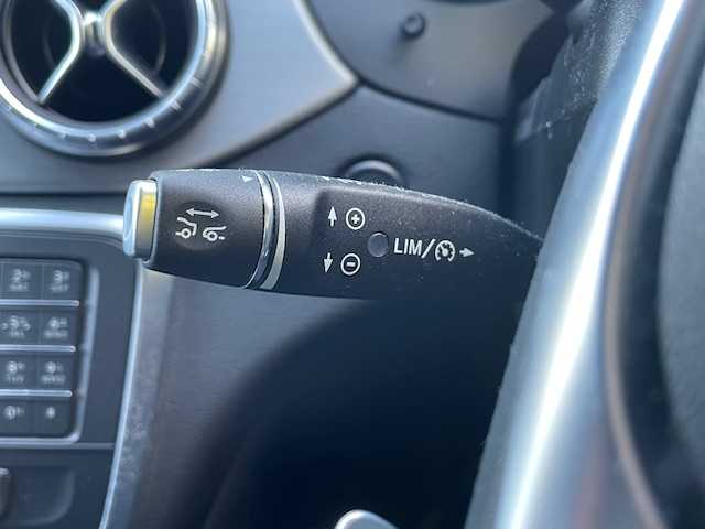 メルセデス・ベンツ ＣＬＡ１８０ Sブレイク　スポーツ 茨城県 2016(平28)年 4.8万km カルサイトホワイト 純正ナビ【CD/FM/フルセグ/BT】/クルーズコントロール/バックカメラ/パワーシートD席/メモリシートD席/シートヒーター（D席+N席）/ETC/ドライブレコーダー/パドルシフト/ブラインドスポットアシスト/HIDライト/コーナーセンサー/純正フロアマット/保証書/取扱説明書/スペアキー×1