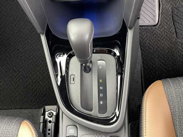 トヨタ ヤリスクロス ハイブリッド Z アドベンチャー 熊本県 2023(令5)年 0.7万km ブラックマイカ 純正8インチディスプレイオーディオ（ＡｐｐｌＣａｒＰｌａｙ・ＡｎｄｒｏｉｄＡｕｔｏ・ＢＴ）/全周囲カメラ　/ＥＴＣ　/トヨタセーフティーセンス/・アダブティブクルーズコントロール/・プリクラッシュセーフティ/・レーンディパーチャーアラート/・ロードサインアシスト/・駐車時支援パーキングサポートシステム/・オートハイビーム/横滑り防止/前後クリアランスソナー　/前席シートヒーター/運転席パワーシート/ステアリングヒーター/AC１００V充電/ハーフレザーシート/純正フロアマット/純正１８インチAW/オートライト/LEDヘッドライト/フォグライト/スマートキー/プッシュスタート