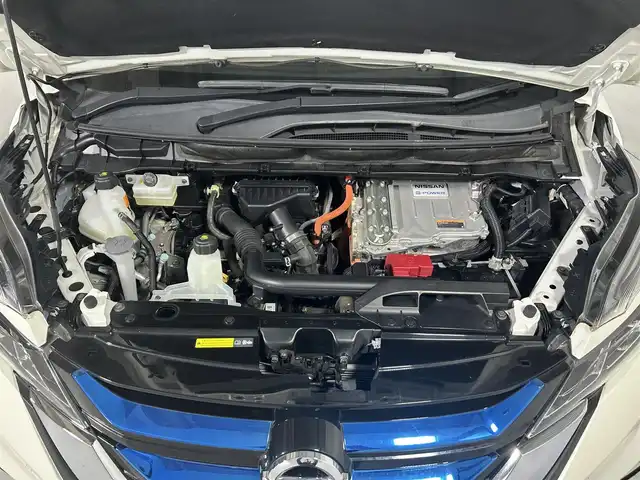 日産 セレナ e－パワー ハイウェイスター V 佐賀県 2018(平30)年 2.6万km ブリリアントホワイトパール 純正ナビ/（CD/DVD/Bluetooth/フルセグTV)/アラウンドビューモニター/フリップダウンモニター/ビルトインETC/両側パワースライドドア/LEDヘッドライト/オートライト/エマージェンシーブレーキ/クルーズコントロール/前後ソナー/シートバックテーブル/ステアリングリモコン/パーキングアシスト/ドアバイザー/プッシュスタート/スマートキー×２