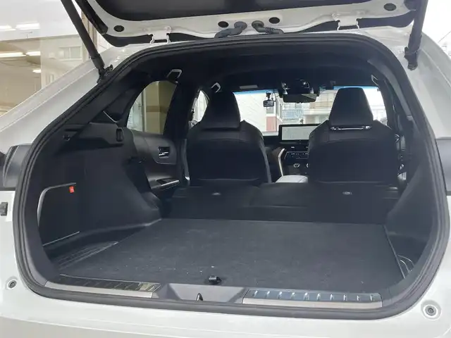 トヨタ ハリアー ハイブリッド Z 愛知県 2023(令5)年 0.4万km プラチナホワイトパールマイカ ワンオーナー/登録時：3547Km/12.3インチディスプレイオーディオプラス/・車載ナビ／Bluetootｈ／地デジＴＶ/ＪＢＬプレミアムサウンドシステム/バックカメラ/ハーフレザーシート/運転席パワーシート/ヘッドアップディスプレイ/デジタルインナーミラー/ハンズフリーパワーバックドア/LEDヘッドライト／ディライト／フォグランプ/TOYOTA SAFETY SENSE/・プリクラッシュセーフティ/・レーントレーシングアシスト/・レーダークルーズコントロール/・アダプティブハイビームシステム/・ロードサインアシスト/・カーブ速度抑制機能/・ドライバー異常時対応システム/ブラインドスポットモニター/パーキングサポートブレーキ/　〈前後方静止／後方接近車両〉/前後＋車内ドラレコ（TZ-DR500）/純正19インチAW/スマートキー＆プッシュスタート
