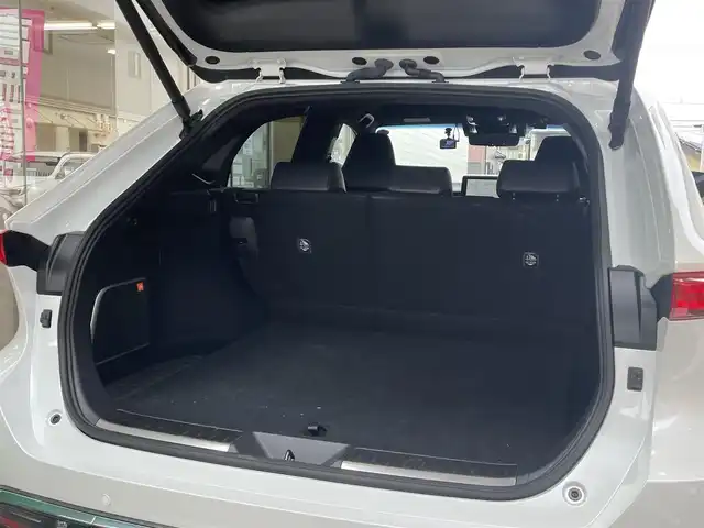 トヨタ ハリアー ハイブリッド Z 愛知県 2023(令5)年 0.4万km プラチナホワイトパールマイカ ワンオーナー/登録時：3547Km/12.3インチディスプレイオーディオプラス/・車載ナビ／Bluetootｈ／地デジＴＶ/ＪＢＬプレミアムサウンドシステム/バックカメラ/ハーフレザーシート/運転席パワーシート/ヘッドアップディスプレイ/デジタルインナーミラー/ハンズフリーパワーバックドア/LEDヘッドライト／ディライト／フォグランプ/TOYOTA SAFETY SENSE/・プリクラッシュセーフティ/・レーントレーシングアシスト/・レーダークルーズコントロール/・アダプティブハイビームシステム/・ロードサインアシスト/・カーブ速度抑制機能/・ドライバー異常時対応システム/ブラインドスポットモニター/パーキングサポートブレーキ/　〈前後方静止／後方接近車両〉/前後＋車内ドラレコ（TZ-DR500）/純正19インチAW/スマートキー＆プッシュスタート
