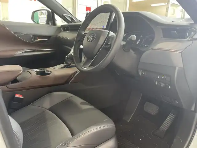 トヨタ ハリアー ハイブリッド Z 愛知県 2023(令5)年 0.4万km プラチナホワイトパールマイカ ワンオーナー/登録時：3547Km/12.3インチディスプレイオーディオプラス/・車載ナビ／Bluetootｈ／地デジＴＶ/ＪＢＬプレミアムサウンドシステム/バックカメラ/ハーフレザーシート/運転席パワーシート/ヘッドアップディスプレイ/デジタルインナーミラー/ハンズフリーパワーバックドア/LEDヘッドライト／ディライト／フォグランプ/TOYOTA SAFETY SENSE/・プリクラッシュセーフティ/・レーントレーシングアシスト/・レーダークルーズコントロール/・アダプティブハイビームシステム/・ロードサインアシスト/・カーブ速度抑制機能/・ドライバー異常時対応システム/ブラインドスポットモニター/パーキングサポートブレーキ/　〈前後方静止／後方接近車両〉/前後＋車内ドラレコ（TZ-DR500）/純正19インチAW/スマートキー＆プッシュスタート